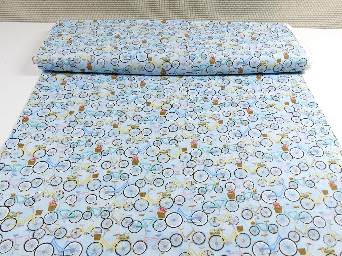 Patchworkstoff mit vielen bunten Fahrrädern. Einige Fahrräder haben einen Korb mit Blumen auf dem Gepäckträger.